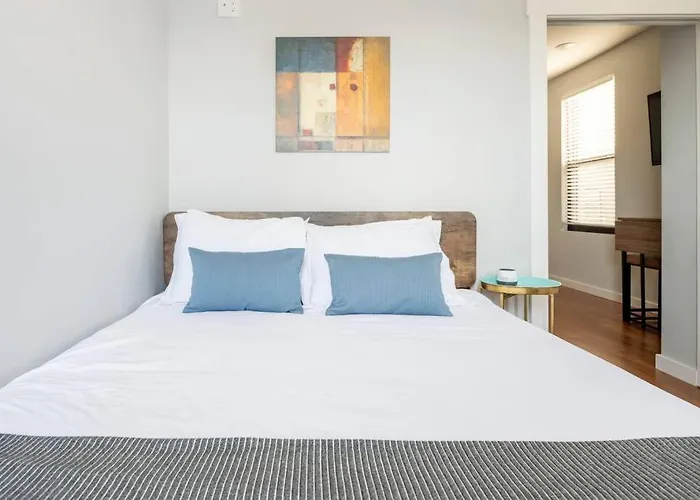 Otr, Queen Bed, 50In Tv, Workspace, Near Lightrail